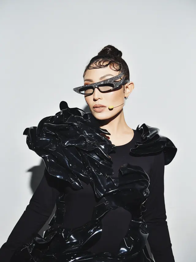 [Bintang] Nggak Monoton, Gaya Eksentrik Ayu Dewi Ini Bikin Pangling