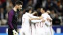 Kiper Prancis, Hugo Lloris, tampak kecewa usai tim nya dipermalukan Spanyol. Kemenangan tim Matador dicetak oleh David Silva pada menit ke-68 dan Gerard Deulofeu pada menit ke-77. (EPA/Yoan Valat)