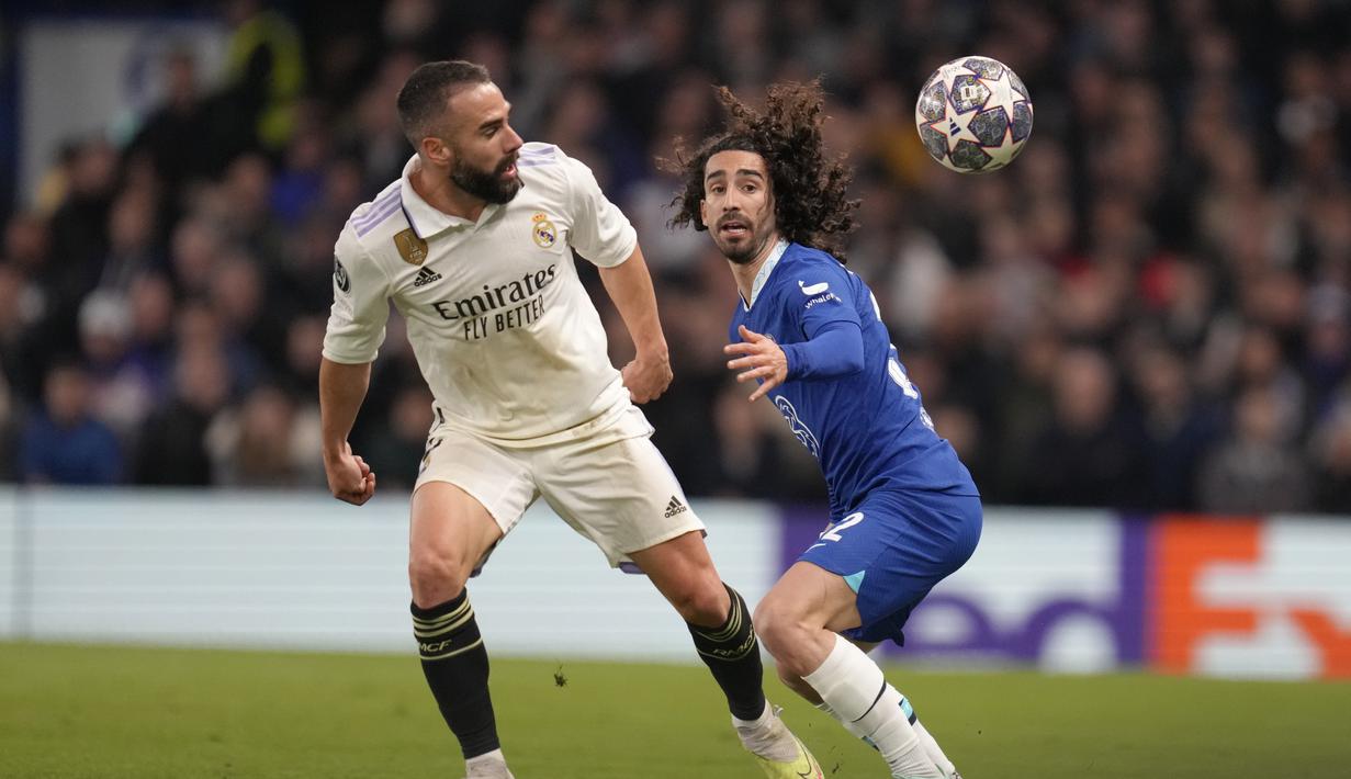 Pemain Chelsea, Marc Cucurella, berebut bola dengan pemain Real Madrid, Dani Carvajal, pada laga leg kedua perempat final Liga Champions di Stadion Stamford Bridge, Rabu (19/4/2023). (AP Photo/Kirsty Wigglesworth)