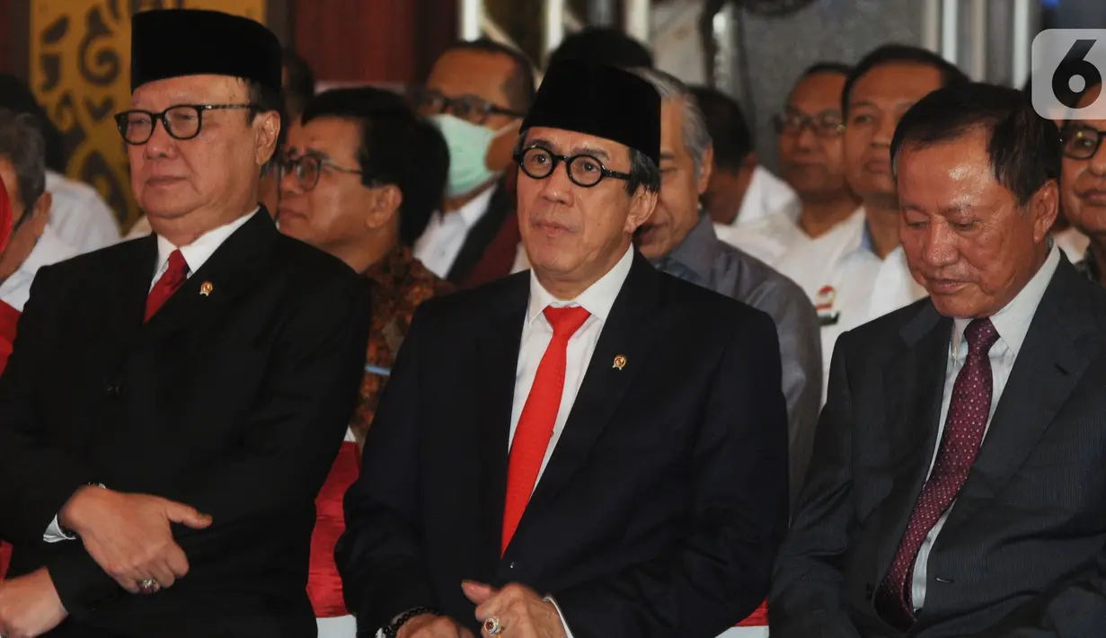 Yasonna Laoly (tengah) bersama Tjahjo Kumolo (kiri) didampingi Amir Syamsuddin (kanan) saat serah terima jabatan Menteri Hukum dan Hak Asasi Manusia (Menkumham) di Jakarta, Rabu (23/10/2019). Yasonna Laoly menggantikan Tjahjo Kumolo yang sebelumnya menjabat Plt Menkumham. (merdeka.com/Dwi Narwoko)