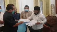 PCNU Kabupaten Cirebon menyerahkan surat kepada Satgas Covid-19 pusat melalui Bupati Cirebon Imron. Foto (istimewa)