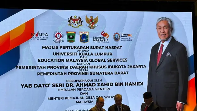 Wakil Perdana Menteri sekaligus Menteri Kemajuan Desa dan Wilayah Malaysia Ahmad Zahid Hamidi (tengah) saat menyaksikan penandatanganan LOI dengan Sumatera Barat, Senin (21/4/2025), di DKI Jakarta.