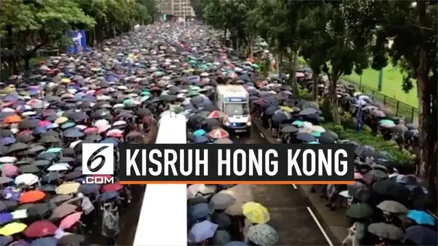 Ratusan ribu warga Hong Kong kembali menggelar demonstrasi di kawasan Victoria Park. Lautan massa sempat terbelah karena ada sebuah mobil ambulans yang mau lewat.