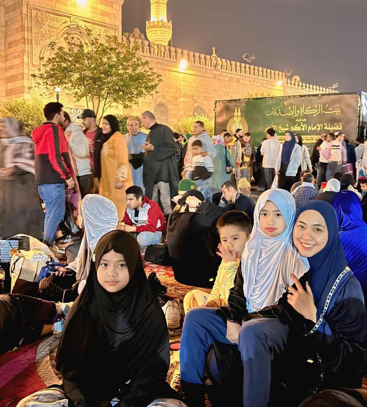 Potret Keluarga Oki Setiana Dewi, Menyambut Malam ke-27 Ramadan di Masjid Al-Azhar Kairo