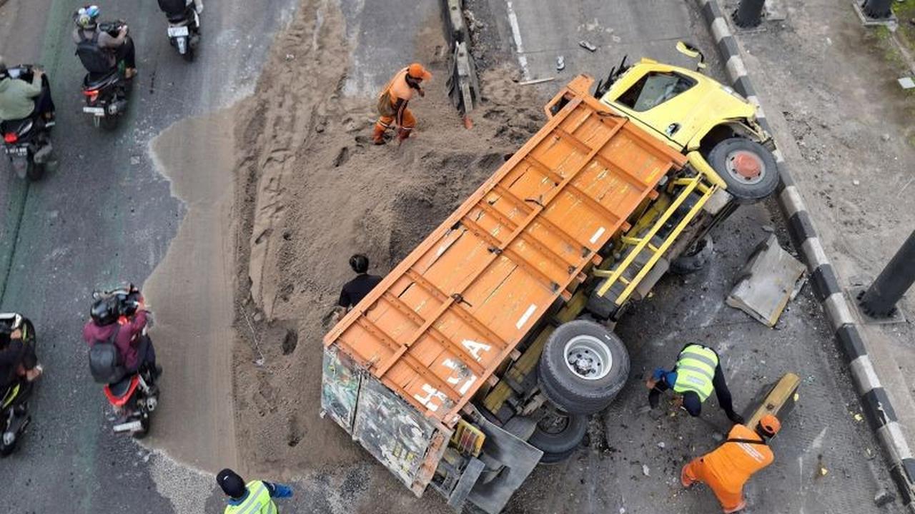 Truk Pasir Terguling di Tebet Akibat Sopir Mengantuk, Picu Kemacetan Panjang