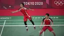 Ganda putra Indonesia Mohammad Ahsan / Hendra Setiawan melawan Takeshi Kamura / Keigo Sonoda dari Jepang pada perempat final bulu tangkis Olimpiade Tokyo 2020 di Musashino Forest Sports Plaza, Kamis (29/7/2021). Ahsan / Hendra merebut tiket empat besar 21-14, 16-21, 21-9. (AP/Dita Alangkara)