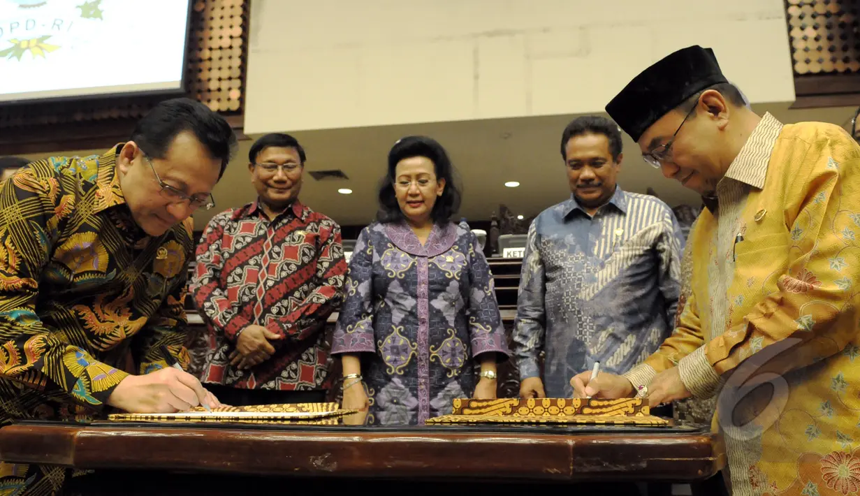 Ketua DPD RI Irman Gusman (kiri) bersama Ketua BPK RI Harry Azhar Aziz (kanan) menandatangani berkas laporan hasil keuangan saat Rapat Paripurna, Jakarta, Rabu (8/4/2015). (Liputan6.com/Andrian M Tunay)