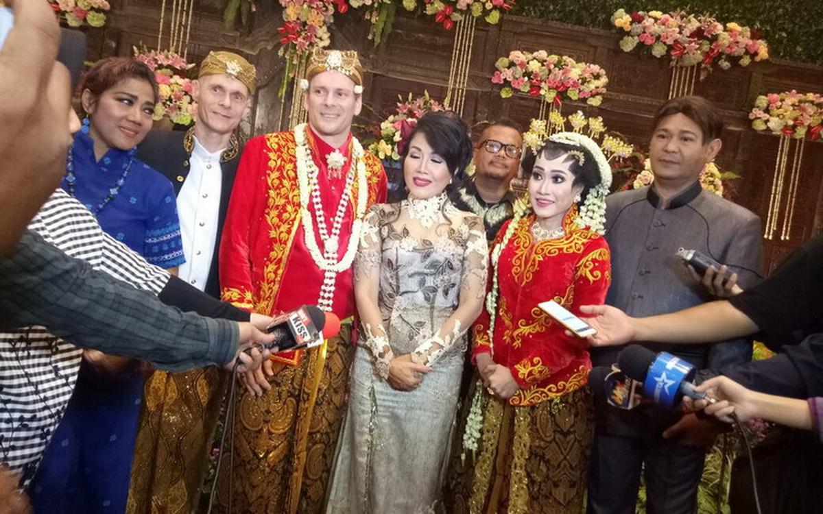 "Rasanya sudah haru setengah mati. Saya juga tadinya sudah saya kuat-kuatin, air mata jatuh juga. Ternyata seperti itu ya rasanya, Alhamdulillah semuanya lancar," kata Rita, dilansir KapanLagi.com via Okezone pada 6/6/2024.