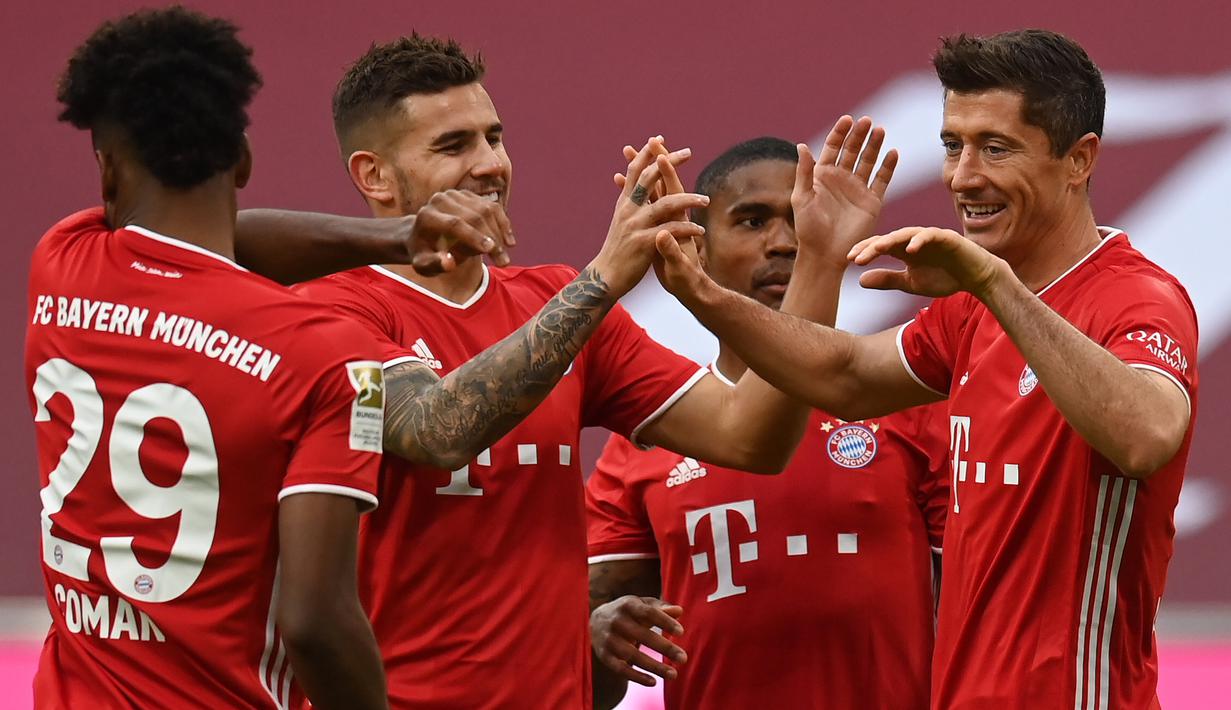 Pemain Bayern Munchen merayakan gol yang dicetak Robert Lewandowski ke gawang Eintracht Frankfurt pada laga lanjutan Liga Jerman di Allianz Arena, Sabtu (24/10/2020) malam WIB. Bayern Munchen menang 5-0 atas Eintracht Frankfurt. (AFP/Christof Stache/various sources)
