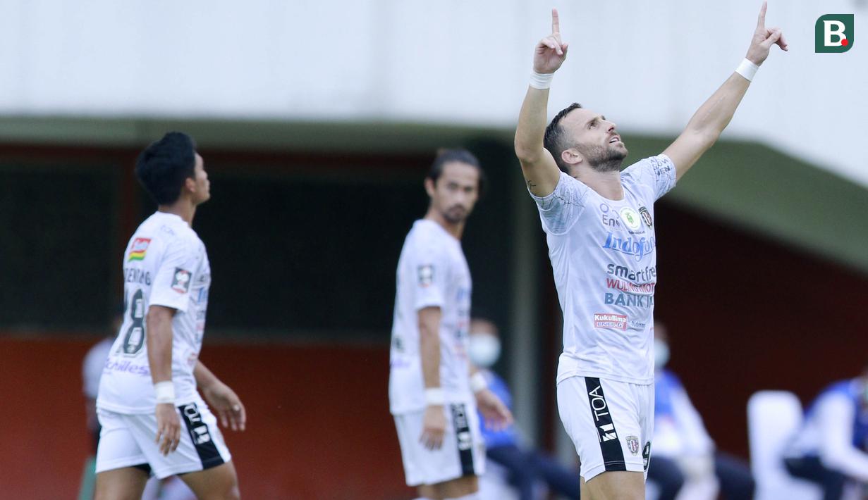 Striker Bali United, Ilija Spasojevic (kanan), melakukan selebrasi usai mencetak gol ke gawang Persita Tangerang dalam laga matchday ke-3 Grup D Piala Menpora 2021 di Stadion Maguwoharjo, Sleman, Jumat (2/4/2021). (Bola.com/M Iqbal Ichsan)