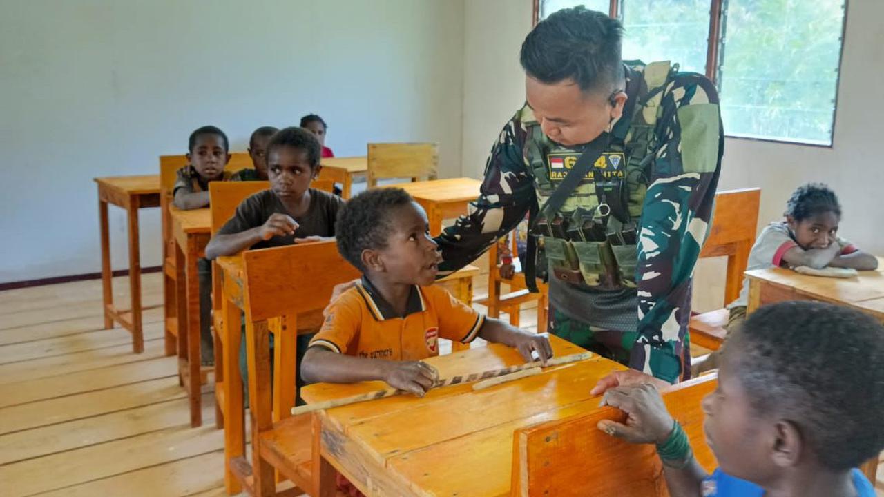 Momen Penuh Kehangatan, Kala Prajurit TNI Mengajar Terjun ke Sekolah Bikin Anak-Anak Pedalaman Papua Bahagia