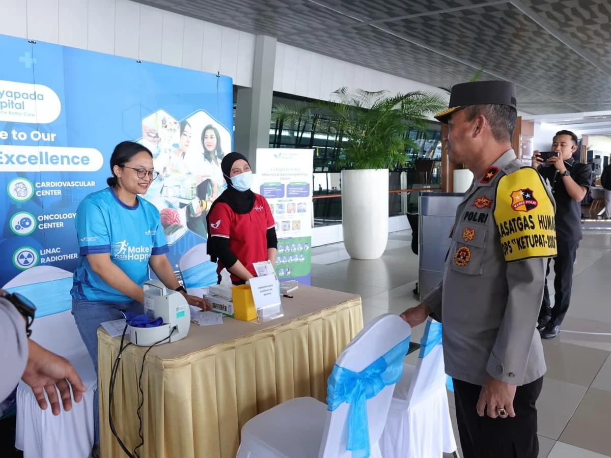 FOTO: Satgas Operasi Ketupat Tinjau Arus Mudik di Bandara Soekarno Hatta