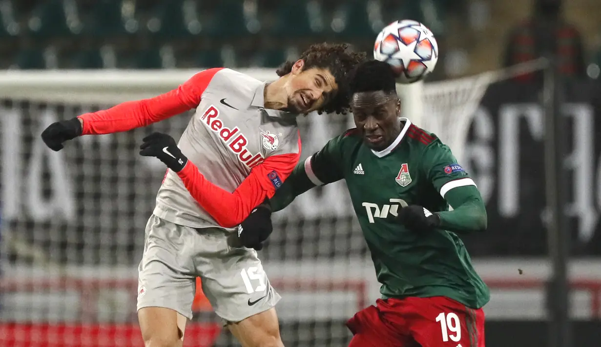 Gelandang RB Salzburg, Mohamed Camara melompat saat berebut bola dengan penyerang Lokomotiv Moscow, Eder pada matchday 5 Grup A Liga Champions di Stadion RZD Arena, Rabu (2/12/20) dinihari WIB. RB Salzburg sukses menang dengan skor meyakinkan 3-1 atas Lokomotiv Moscow . (Maxim Shipenkov/Pool via AP)