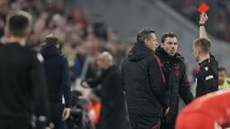 Wasit memberikan kartu merah kepada pelatih Bayern Munchen, Thomas Tuchel, saat melawan Manchester City pada babak perempat final leg kedua Liga Champions di Allianz Arena, Kamis (20/4/2023). (AP Photo/Matthias Schrader)