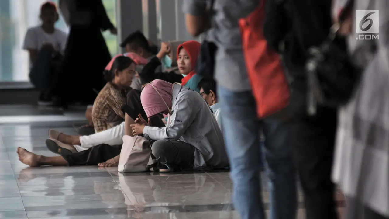 Penumpang KRL Telantar Akibat Listrik Padam