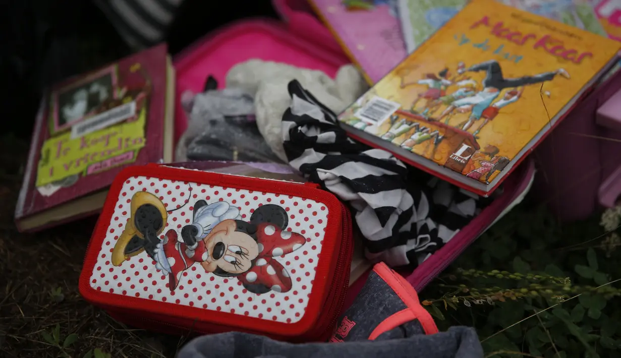 Buku dan beberapa barang lainnya milik penumpang Malaysia Airlines MH17 yang ditembak jatuh di wilayah Donetsk, Ukraina, Jumat (18/7/14). (REUTERS/Maxim Zmeyev)