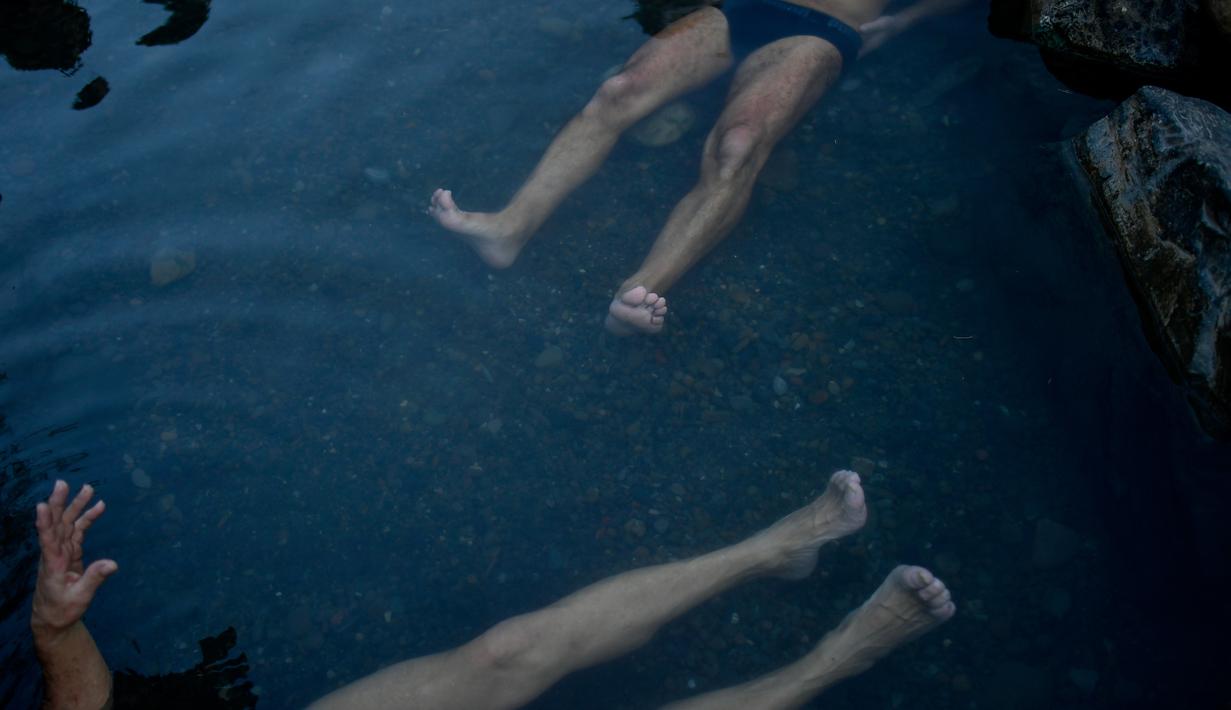 Orang-orang menikmati pemandian air panas alami Sungai Cidaco dengan suhu 52 Celcius saat pagi musim dingin di desa kecil Arnedillo, Spanyol utara, 29 Desember 2018. (AP Photo/Alvaro Barrientos)
