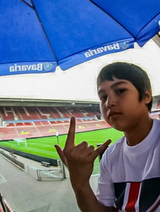 El Rumi memperlihatkan pose metal di stadion bola. (Foto: Instagram/ elelrumi)