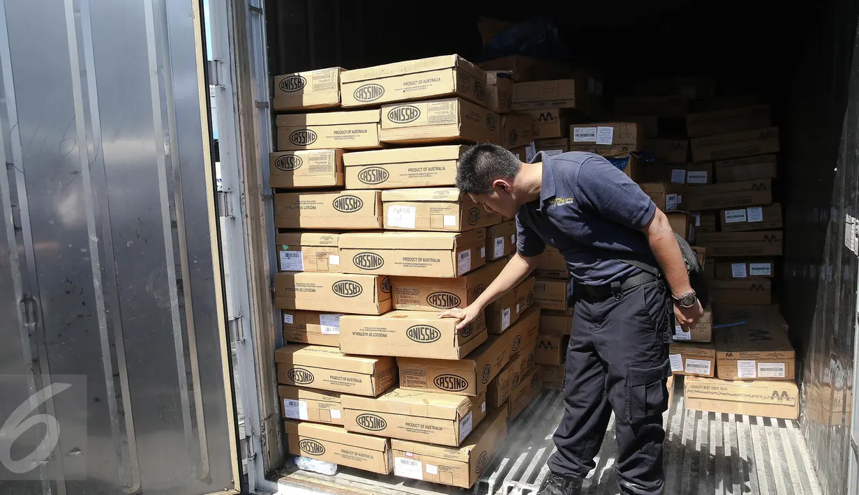 Petugas memeriksa kardus berisi daging sapi hasil sitaan penyelundupan impor asal Australia di Tanjung Priok, Jakarta, Kamis (30/6). Bea Cukai Kementerian Keuangan menghibahkan 21,8 ton daging sapi itu kepada masyarakat miskin (Liputan6.com/Faizal Fanani)