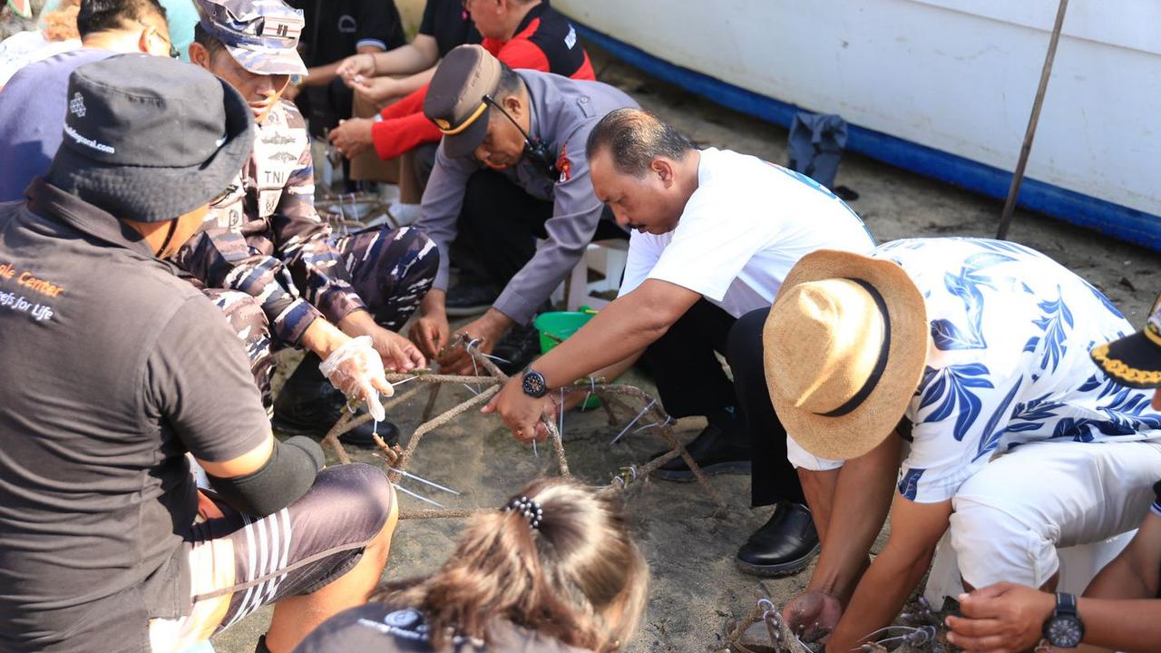 Menjaga Kebersihan Pantai Nusa Penida dengan Motor Roda Tiga