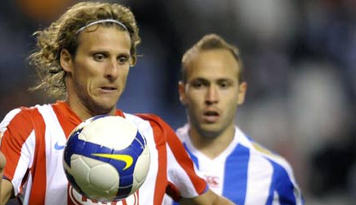 Deportivo Coruna's Laure vies with Atletico Madrid's Uruguayan Diego Forlan during their Spanish first league match at the Riazor Stadium in La Coruna, on April 12, 2009. AFP PHOTO/MIGUEL RIOPA