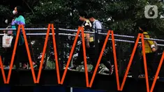 Pekerja berjalan menuju kantor di kawasan Sudirman, Jakarta, Rabu (8/11/2023). Tingkat pengangguran di DKI Jakarta pada tahun 2023 mengalami penurunan sebesar 0,4 persen (14.000 orang). (merdeka.com/Imam Buhori)