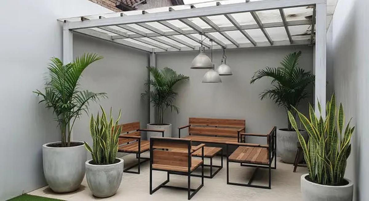 8 Model Teras Rumah Kecil dengan Kanopi Baja Ringan dan Tanaman Tropis Segar