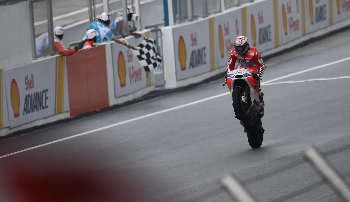 Pembalap Ducati Team, Andrea Dovizioso berhasil finis pertama pada balapan MotoGP Malaysia di sirkuit Sepang, Minggu (29/10). Dovizioso menyelesaikan balapan dengan catatan waktu 44 menit 51.497 detik. (AFP PHOTO / Manan VATSYAYANA)