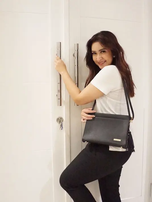 Pilihan warna hitam dan putih sepertinya menjadi favoritenya. Coba lihat gayanya yang satu ini, simple namun tetap terlihat kece. Gaya seperti ini memang kerap dikenakannya dalam gayanya sehari-hari. (Instagram/nafaurbach)