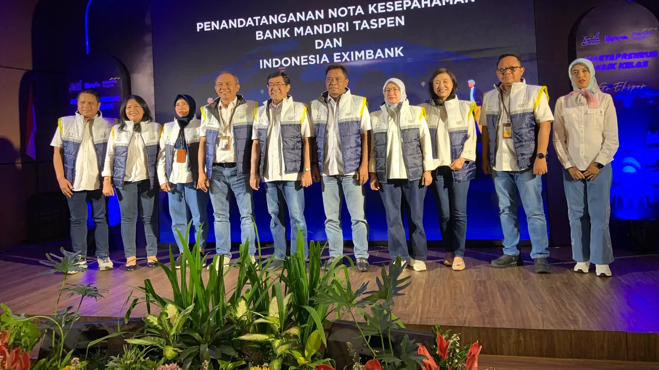 Caption:  Plt Direktur Utama Bank Mandiri Taspen Maswar Purnama (depan, tengah) berfoto bersama Direktur Eksekutif Indonesia Exim Bank Sulaiman, Direktur Operasional PT Taspen Tribuna Phitera Djaja, dan Direktur Kepatuhan Bank Mandiri Taspen Resi Lora, us