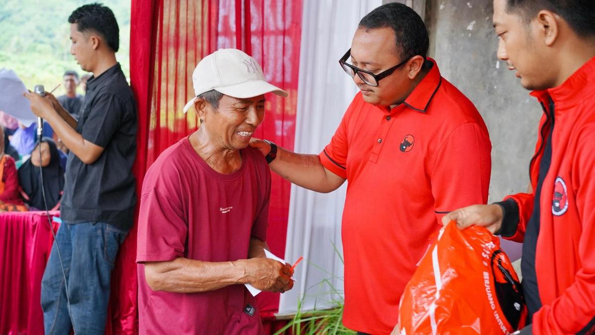 Anggota Komisi XI DPR dari FPDI Perjuangan Kaisar Kiasa Kasih Said Putra meninjau langsung lokasi longsor di Majenang Cilacap