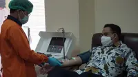 Gubernur DKI Jakarta Anies Baswedan ikut mendonorkan plasma darah konvalesen untuk membantu pasien COVID-19 di Markas Palang Merah Indonesia (PMI) DKI Jakarta pada Rabu, 13 Januari 2021. (Dok Palang Merah Indonesia/PMI)
