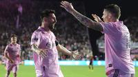 Pemain Inter Miami, Lionel Messi (kiri) melakukan selebrasi bersama rekannya setelah mencetak gol ke gawang Atlanta United pada laga lanjutan Major League Soccer 2023 di DRV PNK Stadium, Florida, Rabu (26/07/2023) pagi WIB. (AFP/Getty Images/Megan Briggs)