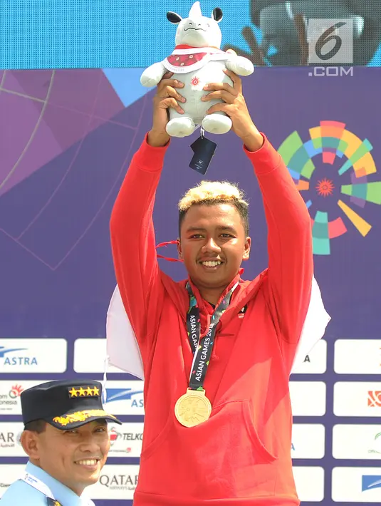 Atlet paralayang Indonesia, Jafro Megawanto  bersama  Kasau Marsekal TNI Yuyu Sutisna usai upacara pemberian medali emas pada nomor ketepatan mendarat pria Asian Games 2018 di Gunung Mas, Puncak, Jawa Barat, Kamis (23/8). (Merdeka.com/Arie Basuki)