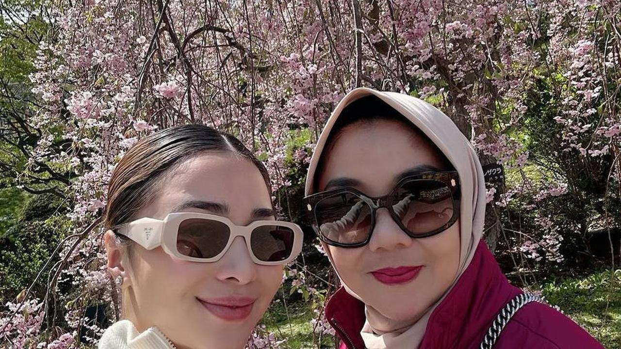 Saat diwawancara oleh tim KapanLagi.com beberapa tahun yang lalu, Yora mengaku bahwa ia tidak mengetahui berapa honor yang diterima anaknya dalam satu episode sinetron.<br>