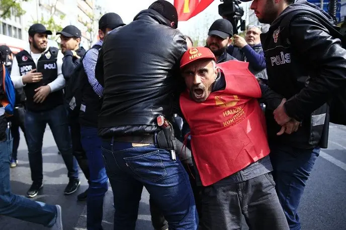 Peserta aksi ditahan polisi saat demonstrasi Hari Buruh Dunia, Istanbul, Turki (AP)