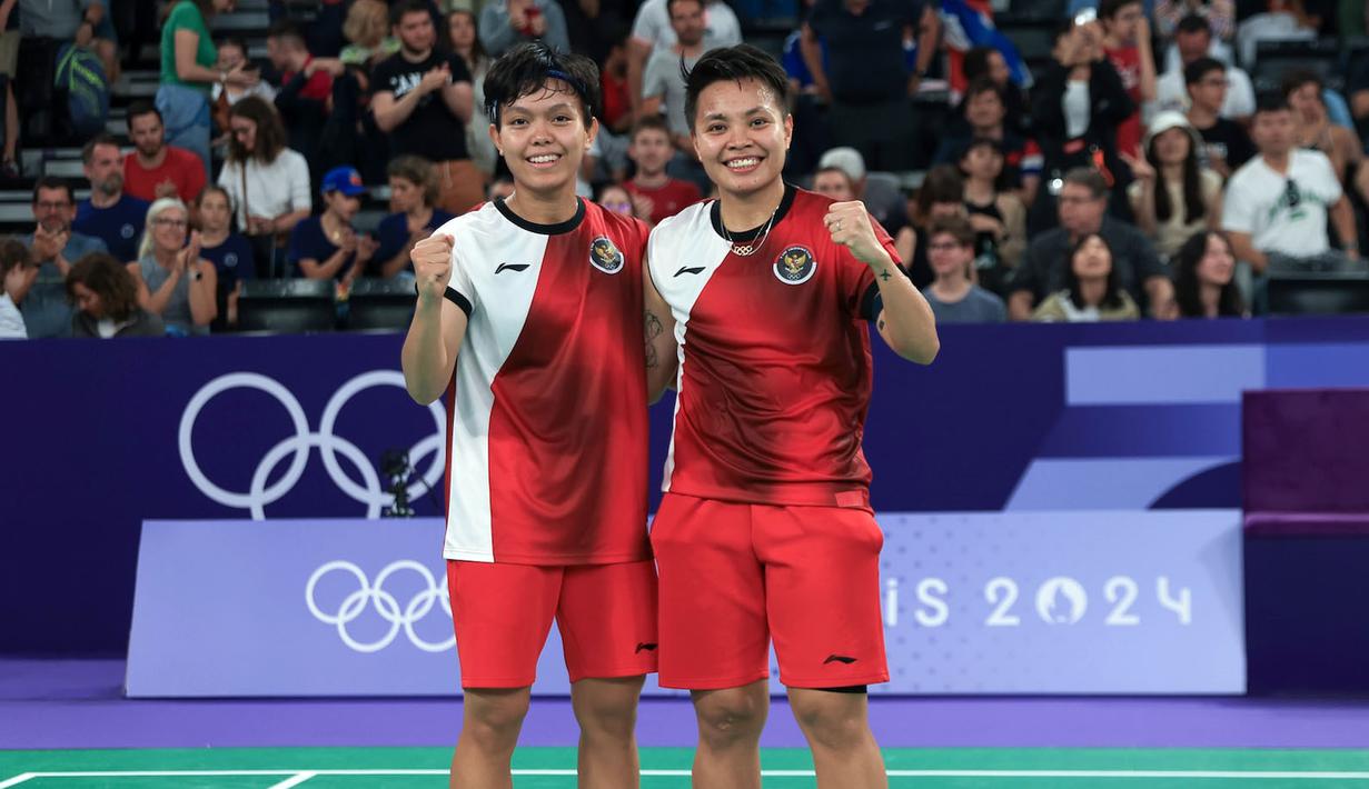 Pebulu tangkis ganda putri Indonesia, Apriyani Rahayu/Siti Fadia Silva Ramadhanti berfoto bersama setelah laga Grup B bulu tangkis Olimpiade Paris 2024 melawan pasangan Jepang, Mayu Matsumoto/Wakana Nagahara di Porte de la Chapelle Arena, Paris, Prancis, Sabtu (27/07/2024). (Dok. NOC Indonesia/Naif Muhammad Al’as)