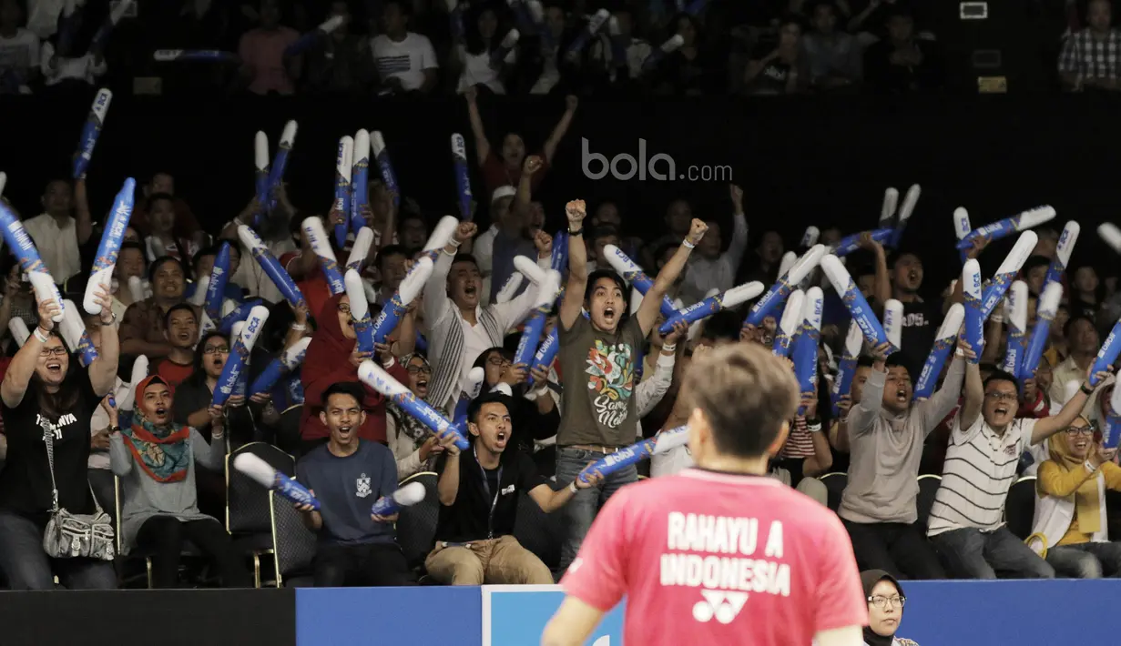 Suporter Indonesia meluapkan kegembiraanya saat memberikan dukungan di Indonesia Open 2017. Suporter membakar semangat atlet dengan meneriakan nama atlet, yel-yel hingga menyanyikan lagu nasional Indonesia. (Bola.com/M Iqbal Ichsan)