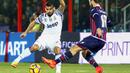 Gelandang Juventus, Tomas Rincon, berusaha melewati pemain Crotone, Andrea Barberis. Juve mampu melakukan delapan kali shoots on target, sementara tuan rumah hanya mendapat dua kali kesempatan. (EPA/Albano Angilletta)