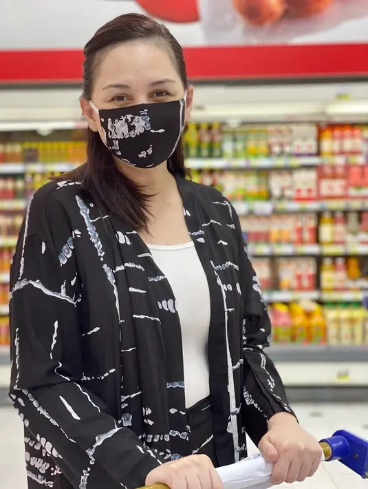 Untuk sekarang ini, Mona memang belum bisa melakukan diet lantaran masih menyusui Numa, bayi mungilnya. Namun ia sudah berusaha untuk mengurangi makan makanan yang memicu pertambahan berat badan. (Instagram/monaratuliu)