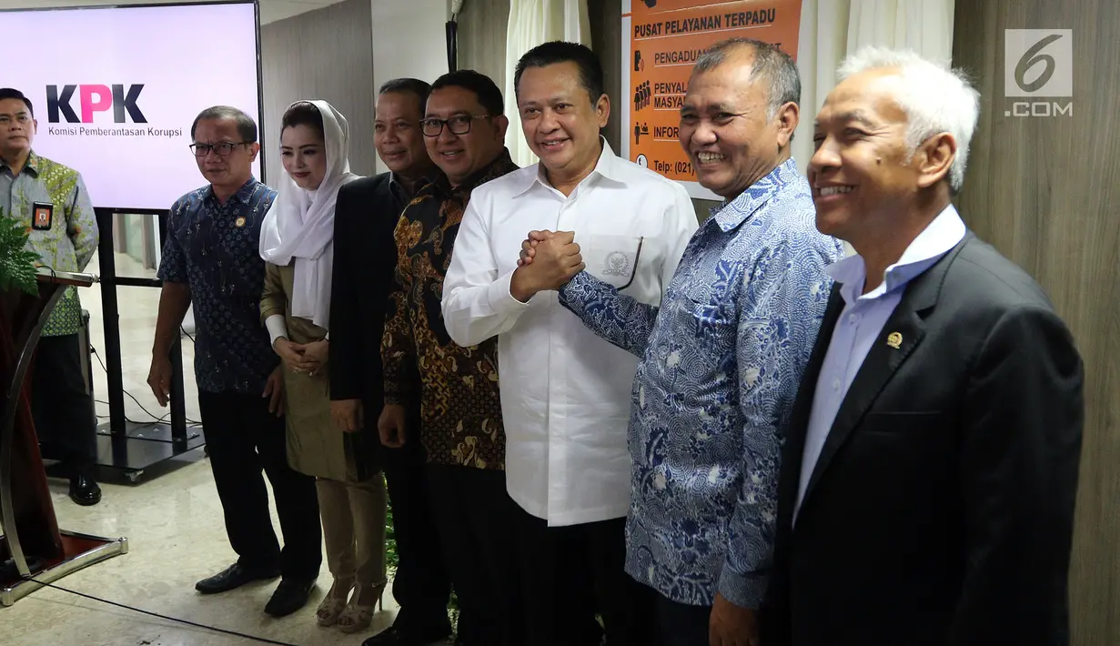 Ketua DPR Bambang Soesatyo bersalaman dengan Ketua KPK Agus Rahardjo bersalaman seusai peresmian Klinik Elektronik Laporan Harta Kekayaan Penyelenggara Negara (e-LHKPN) di Kompleks Parlemen Senayan, Senin (12/2). (Liputan6.com/Johan Tallo)