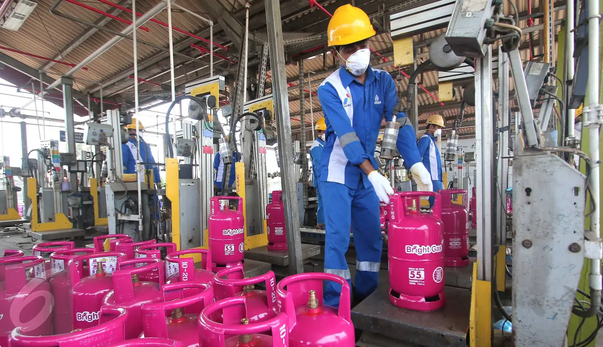Pekerja melakukan pengisian tabung Bright Gas 5,5 Kg di Depot and Filling Station LPG Pertamina Plumpang, Jakarta, Selasa (3/11). LPG seharga Rp66.000 ini ditargetkan merebut 23% pangsa pasar gas subsidi 3 kg dalam lima tahun. (Liputan6.com/Angga Yuniar)