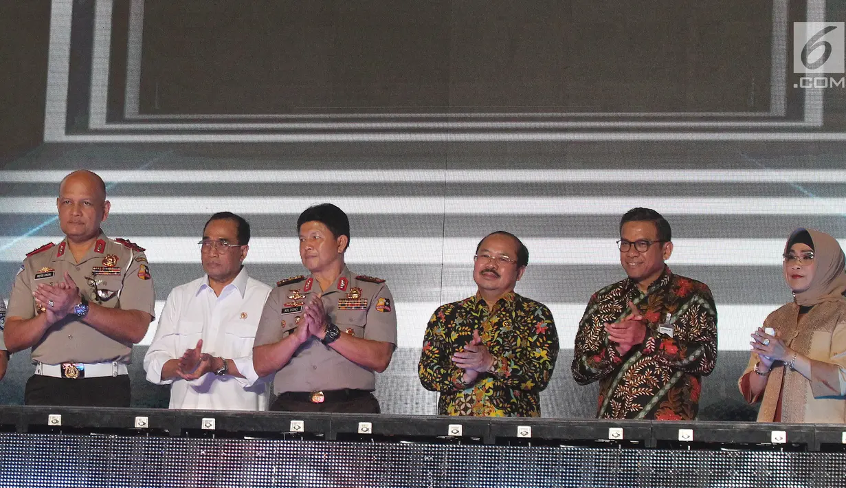 Korps Lalu Lintas (Korlantas) Polri meluncurkan registrasi Smart SIM di Gedung Basket Indoor Senayan, Minggu (22/9/2019). Peluncuran dihadiri Wakapolri Komjen Ari Dono, Kakorlantas Polri Irjen Refdi Andri, Menteri Perhubungan Budi Karya dan Ketua Ombudsman Amzulian Rifai. (Liputan6.com/Johan Tallo)