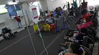 Suasana IGD RSUD Cengkareng, Jakarta, Rabu (23/06/2021). Meningkatnya kasus COVID-19 di Jakarta membuat pasien harus mengantre di luar IGD untuk mendapatkan tempat perawatan. (Liputan6.com/Herman Zakharia)