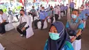 Pelaku transportasi saat menunggu vaksinasi COVID-19 Ndi Terminal Kampung Rambutan, Jakarta, Kamis (10/6/2021). Vaksinasi massal ini untuk 1.000 orang yang terdiri dari para supir bus, kernet, pedagang usaha kecil dan mikro di Terminal Kampung Rambutan. (Liputan6.com/Herman Zakharia)