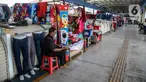 Pedagang menunggu pembeli di Jembatan Penyeberangan Multiguna atau Skybridge Tanah Abang, Jakarta, Jumat (19/6/2020). Kendati pusat perbelanjaan telah dibuka sejak 15 Juli 2020, aktivitas jual beli di Skybridge Tanah Abang terpantau sepi. (Liputan6.com/Faizal Fanani)