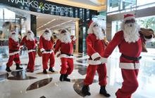 Santa Claus bagi-bagi hadiah di Lippo Mall Kemang