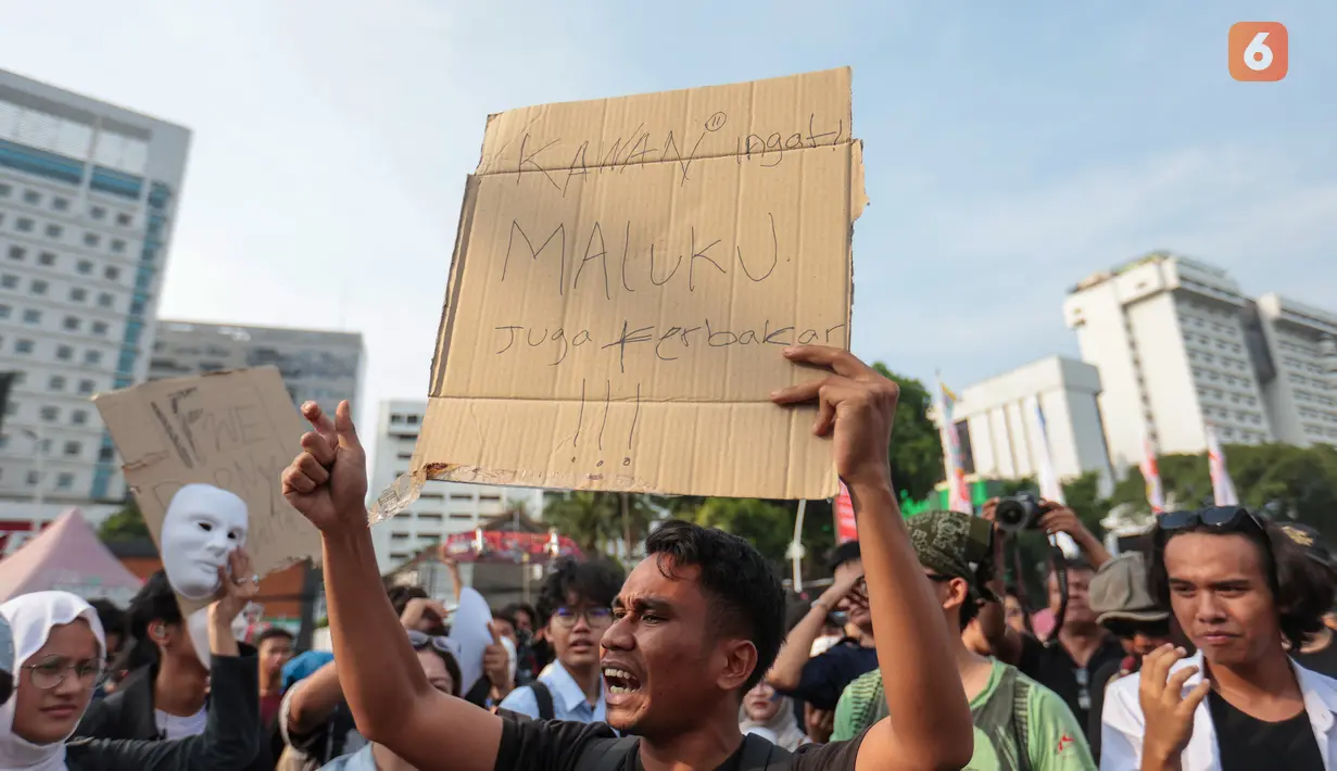 Sejumlah mahasiswa menyampaikan aspirasi melalui poster dan spanduk saat menggelar aksi unjuk rasa di kawasan Tugu Tani, Menteng, Jakarta Pusat, Selasa (20/10/2026). Selain isu lingkungan, massa juga menyoroti ketimpangan sosial dan komersialisasi pendidikan. (KLY/Budy Santoso)