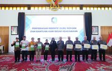 Bupati Ipuk Serahkan Insentif Guru Rohani Lintas Agama, Dorong Penguatan Karakter Anak