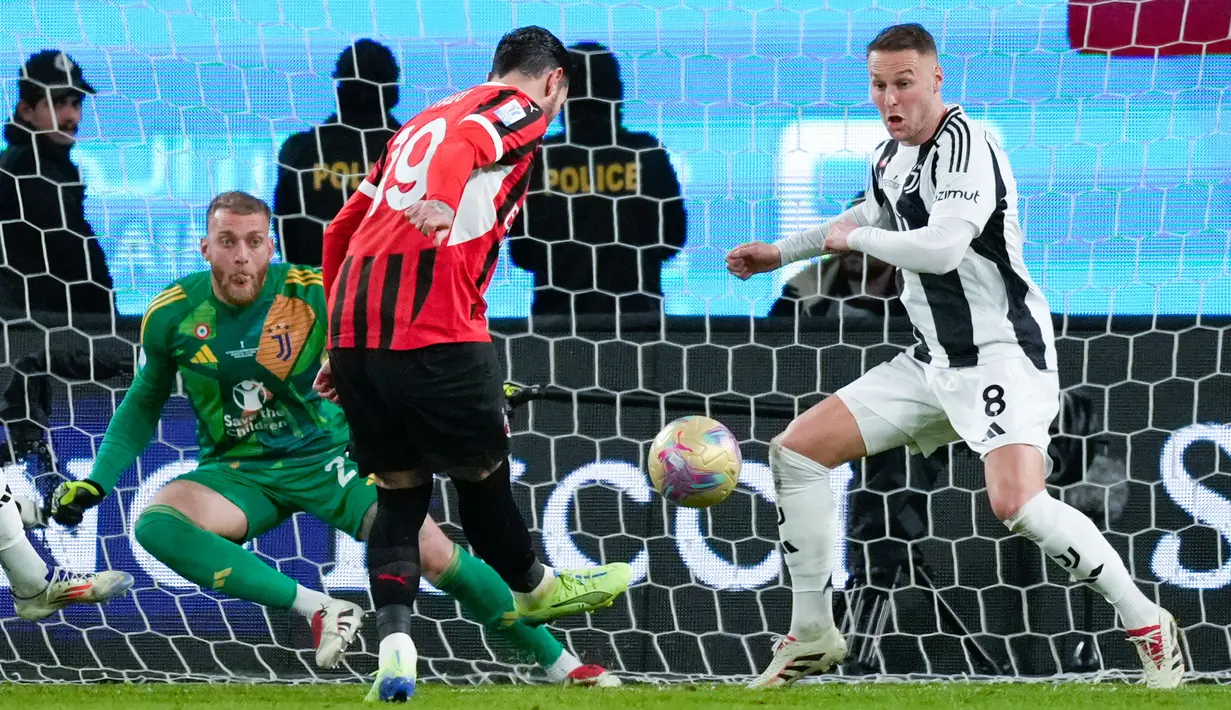 Pemain AC Milan, Theo Hernandez, melepaskan tendangan ke gawang Juventus dalam laga semifinal Supercoppa Italiana 2024 di Al Awwal Park, Riyadh, Sabtu (4/1/2025) dini hari WIB. (AP Photo/Altaf Qadri)